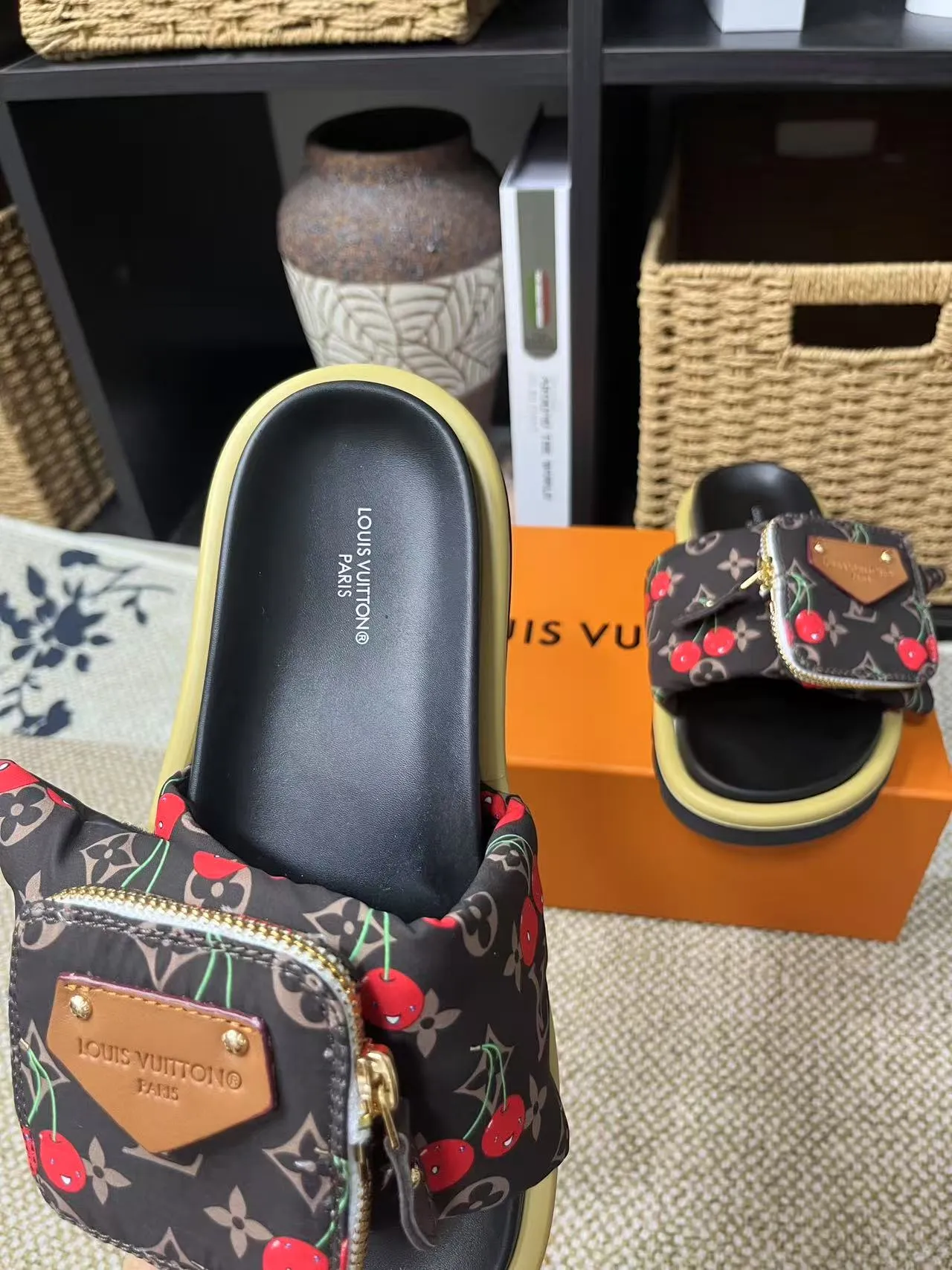 P380 yuan LV Louis Vuitton Full of high-end feel! A popular model among bloggers at home and abroad, it’s retro and fashionable, and looks stunning on your feet! Mainly recommended model on the official website★ ━━━━━ ЅᏇєєt ━━━━━ ▪️Upper: original calfskin ➕5D printing process ▪️Inner: imported mixed sheepskin ▪️Outsole: original molded foam outsole ▪️Size: Female 35-40 Men's 39-44 (women's 41 men's 45)